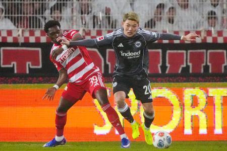 　サッカーのドイツ１部リーグで、ウニオン・ベルリン戦に出場したアイントラハト・フランクフルトの堂安律（右）＝６日、ベルリン（ＡＰ＝共同）