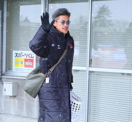 スタジアム入りする福島・三浦知良（撮影・金田祐二）