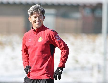 Ｊ３福島の練習に初参加し、笑顔を見せる三浦知良＝１月１０日、福島市内