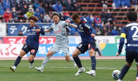 前半、攻め込む福島・三浦知良（撮影・金田祐二）