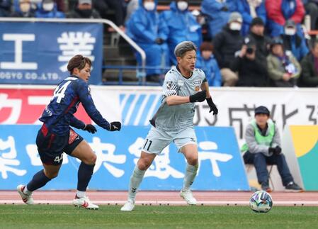 前半、ドリブルで攻め込む福島・三浦知良（撮影・金田祐二）