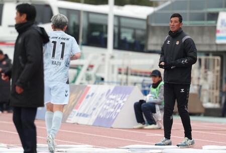 福島三浦知良を迎える福島・寺田周平監督（撮影・金田祐二）