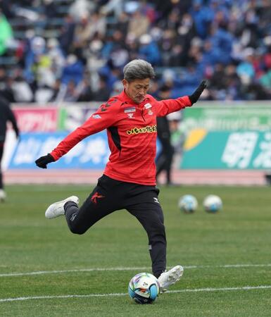 スタメンの福島・三浦知良（撮影・金田祐二）