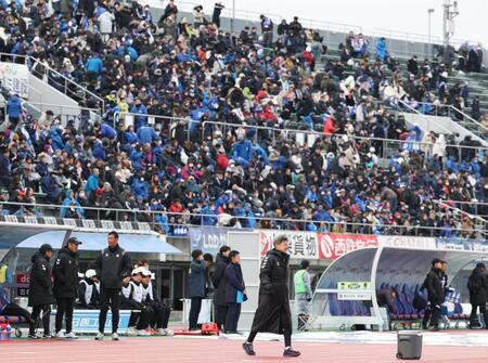 　大勢の来場者を集めた三浦知良（撮影・金田祐二）