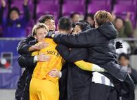 　ＰＫ戦の末、京都に勝利し抱き合って喜ぶ神戸イレブン（撮影・坂部計介）