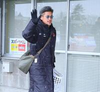 スタジアム入りする福島・三浦知良（撮影・金田祐二）