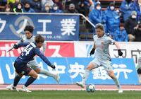 前半、ドリブルで攻め込む福島・三浦知良（撮影・金田祐二）