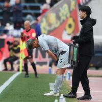 前半、交代しピッチに頭を下げる福島・三浦知良（撮影・金田祐二）
