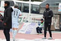 三浦知良を迎える福島・寺田周平監督（撮影・金田祐二）