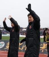 　試合後声援に応える福島・三浦知良（撮影・金田祐二）