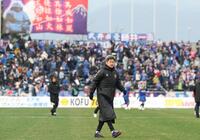 　大勢の来場者を集めた三浦知良（撮影・金田祐二）