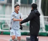 交代し甲府・渋谷洋樹と握手する福島・三浦知良（撮影・金田祐二）