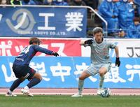 前半、ドリブルで攻め込む福島・三浦知良（撮影・金田祐二）