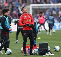 スタメンの福島・三浦知良（撮影・金田祐二）