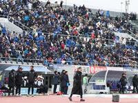 　大勢の来場者を集めた三浦知良（撮影・金田祐二）