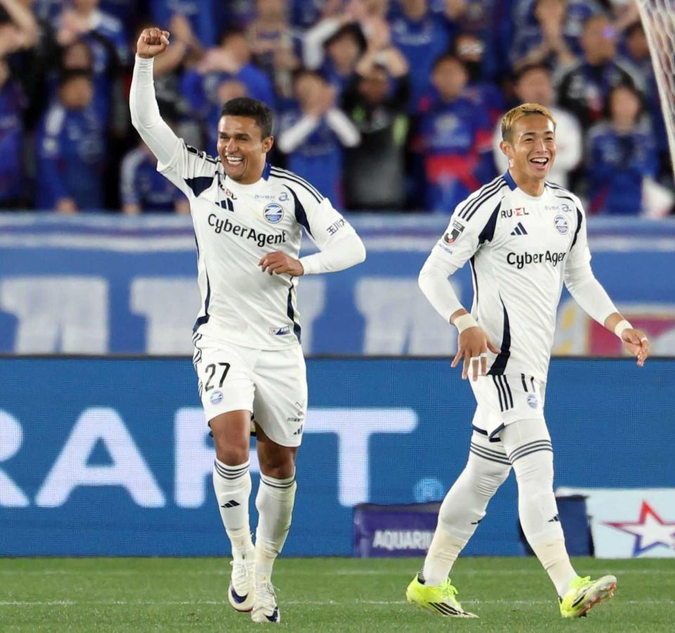 　前半、自身２点目を決め、喜ぶ町田・エリキ（左）＝撮影・金田祐二