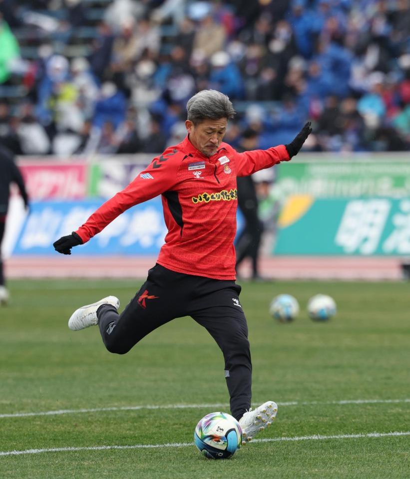 スタメンの福島・三浦知良（撮影・金田祐二）