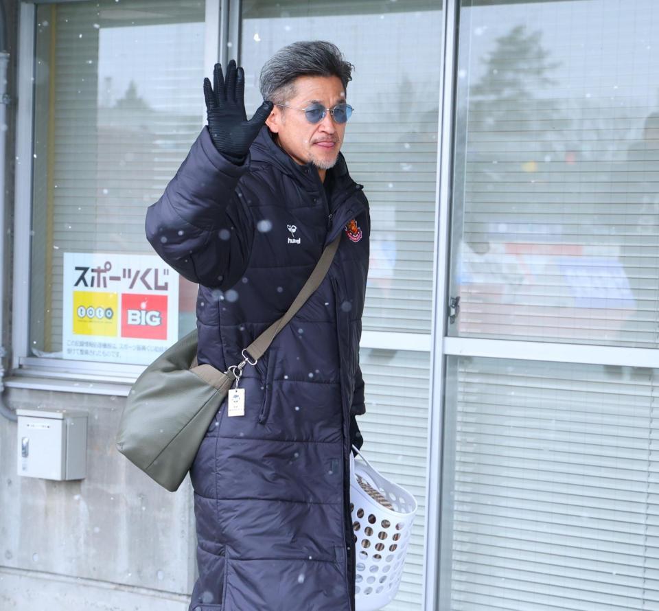 スタジアム入りする福島・三浦知良（撮影・金田祐二）