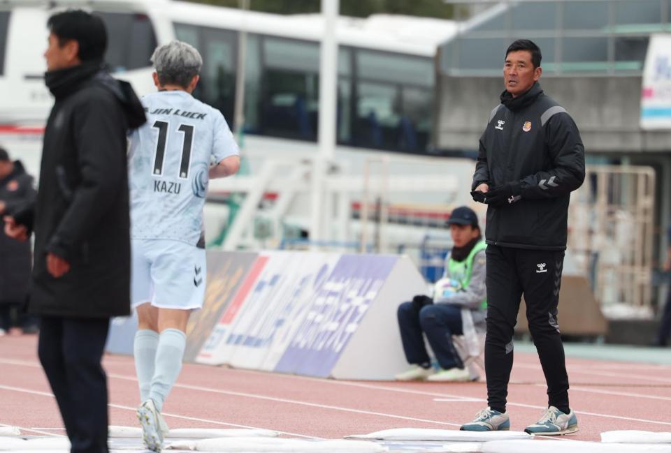 三浦知良を迎える福島・寺田周平監督（撮影・金田祐二）