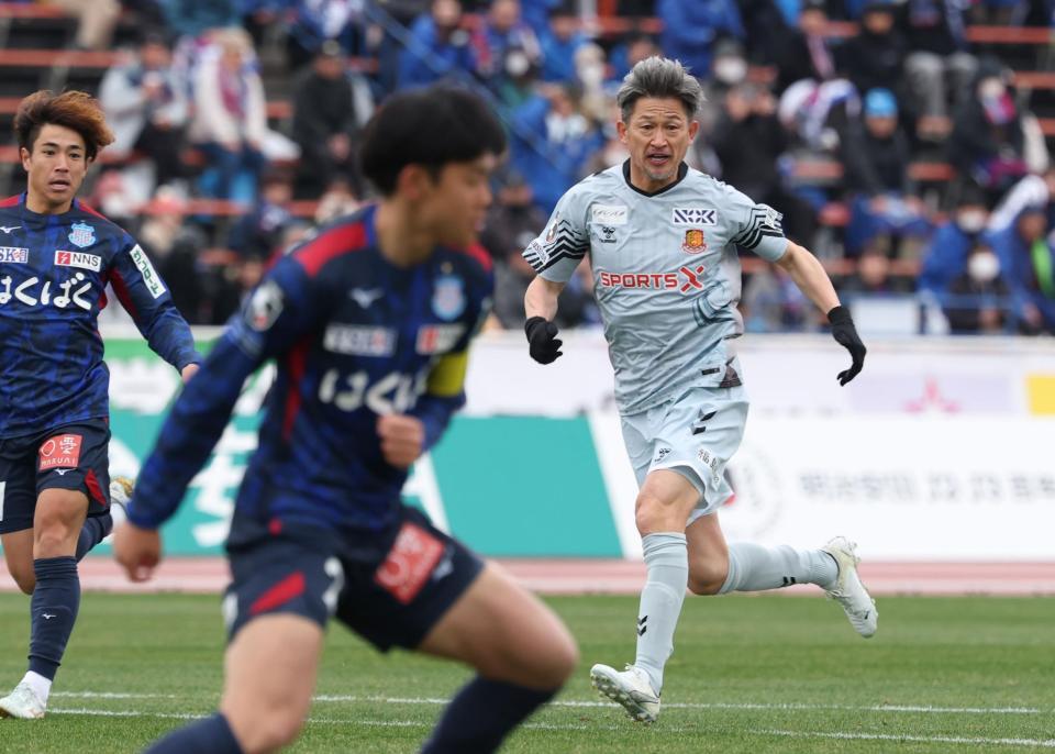 前半、攻め込む福島・三浦知良（撮影・金田祐二）