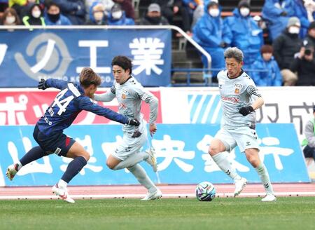 　前半、シザースを披露する福島・三浦（撮影・金田祐二）