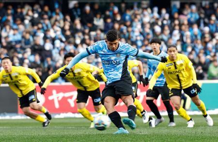 　川崎-柏　前半、先制ＰＫを決める川崎・エリソン＝Ｕ等々力