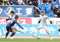 　前半、ドリブルで攻め込む福島・三浦