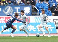 　前半、シザースを披露する福島・三浦（撮影・金田祐二）