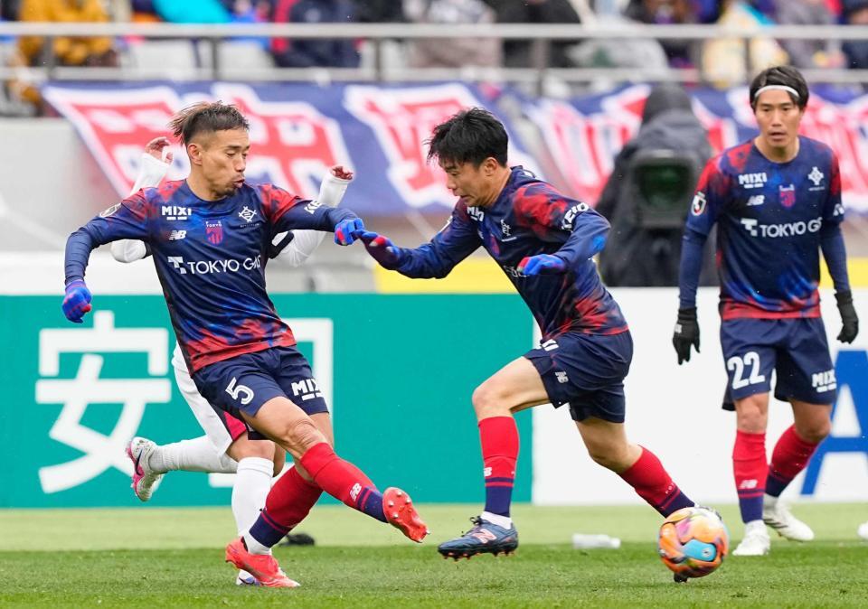 　前半、クリアするＦＣ東京・長友（左）