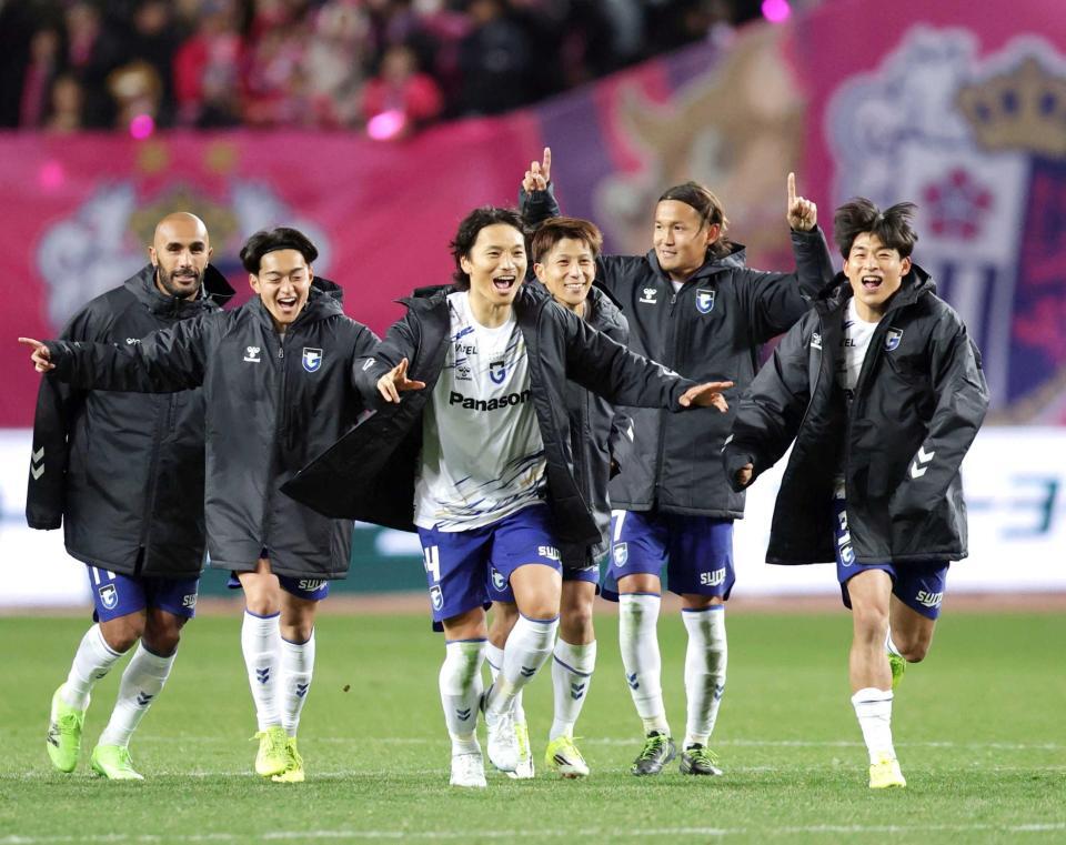 　ＰＫ戦でＣ大阪に勝利し喜ぶＧ大阪イレブン