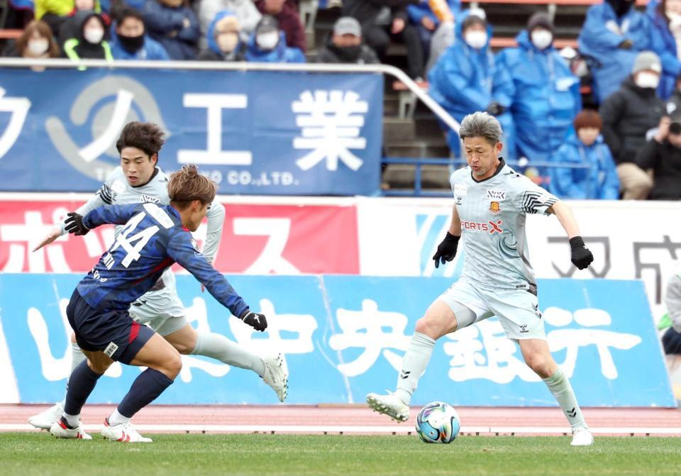 　前半、ドリブルで攻め込む福島・三浦