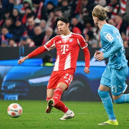 　ホッフェンハイム戦でパスを出すバイエルン・ミュンヘンの伊藤（左）＝ミュンヘン（共同）