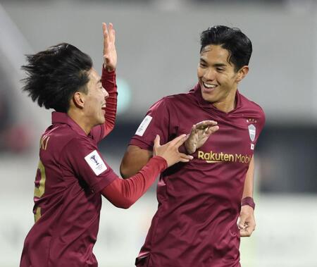 後半、先制ゴールを決め、神戸・浜崎健斗（左）と笑顔でタッチを交わす武藤嘉紀（撮影・中田匡峻）