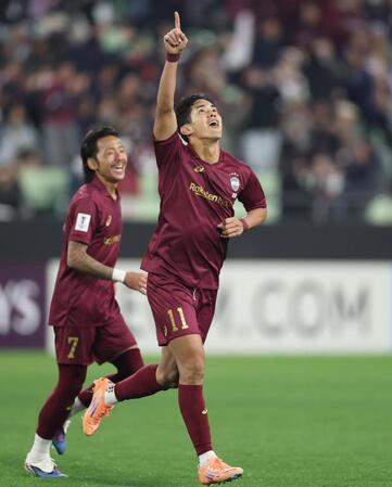 後半、先制ゴールを決め喜ぶ神戸・武藤嘉紀（右）＝撮影・中田匡峻