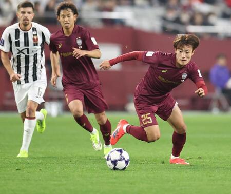 前半、ボールを追う神戸・鍬先祐弥（右）＝撮影・中田匡峻