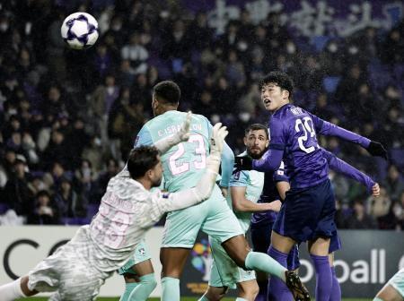 　広島-ジョホール・ダルル・タクジム　後半、ヘディングで自身２点目のゴールを決める広島・鈴木＝Ｅピース