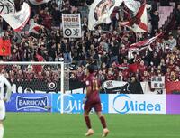 後半、先制ゴールを決めた神戸・武藤嘉紀（１１）に大歓声を浴びせる神戸サポーター（撮影・中田匡峻）