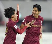 後半、先制ゴールを決め、神戸・浜崎健斗（左）と笑顔でタッチを交わす武藤嘉紀（撮影・中田匡峻）