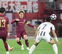 前半、パスを出す神戸・酒井高徳（撮影・中田匡峻）