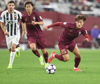 前半、ボールを追う神戸・鍬先祐弥（右）＝撮影・中田匡峻