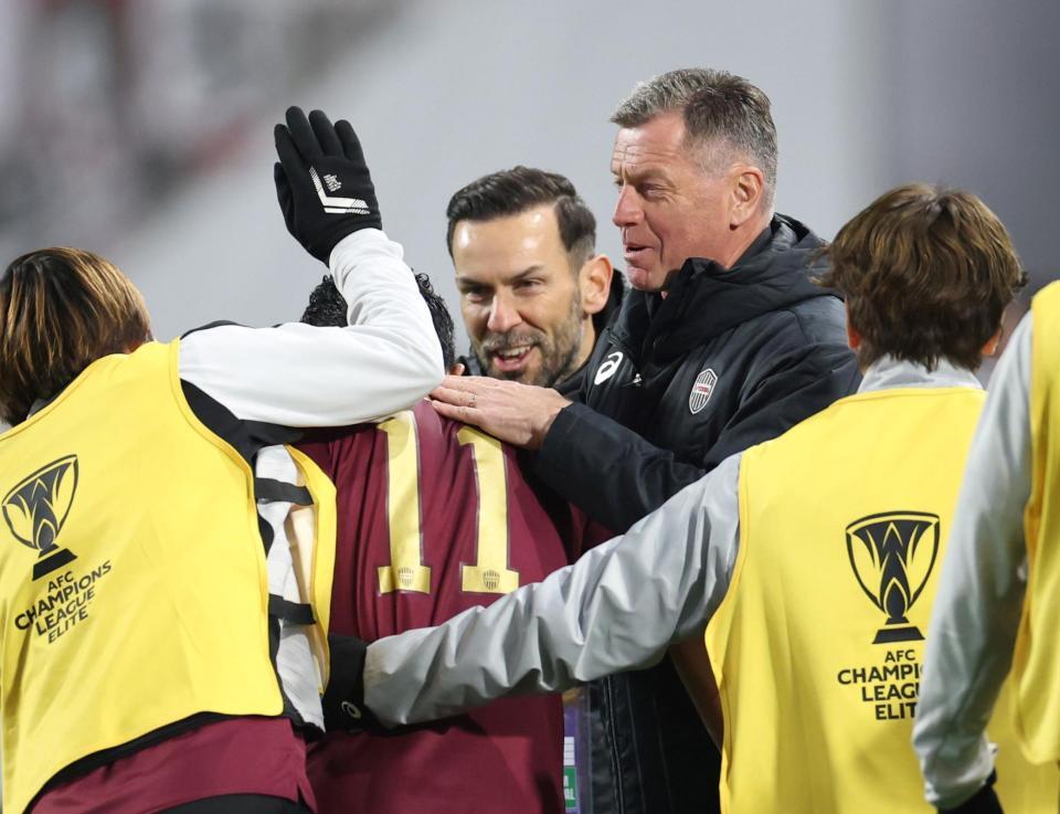 後半、先制ゴールを決めた神戸・武藤嘉紀（１１）を迎えるスキッベ監督（右）＝撮影・中田匡峻