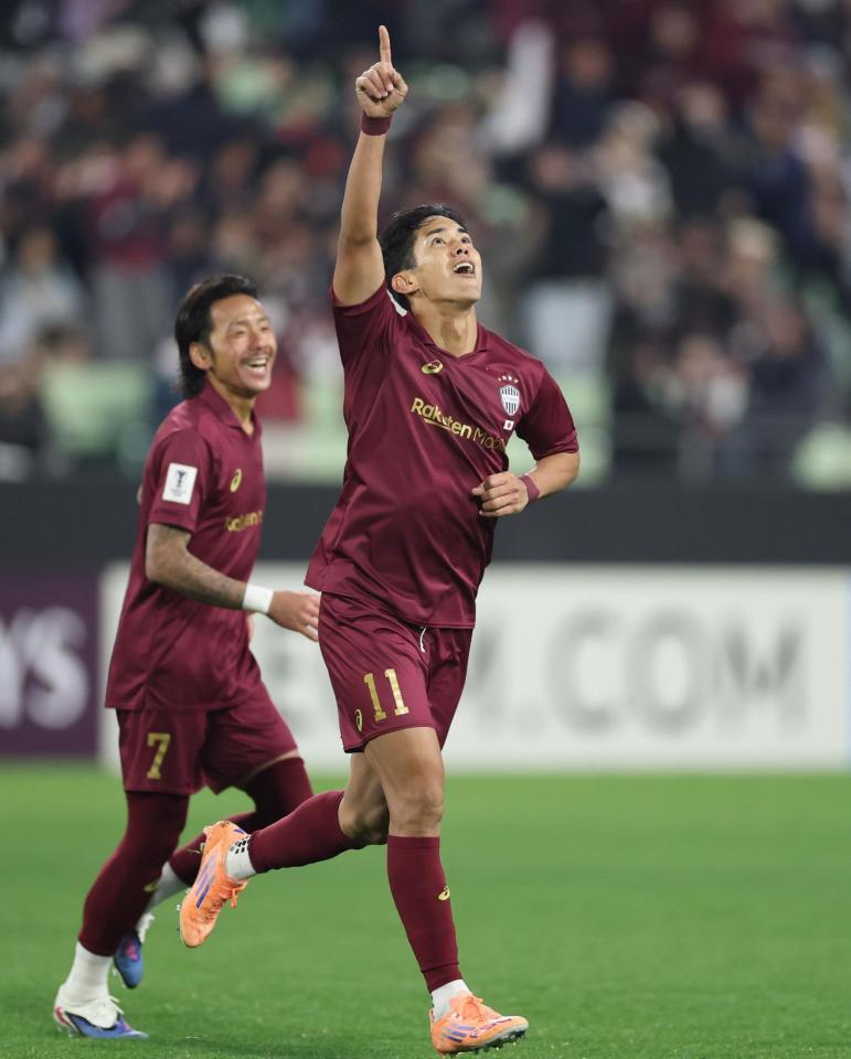 後半、先制ゴールを決め喜ぶ神戸・武藤嘉紀（右）＝撮影・中田匡峻