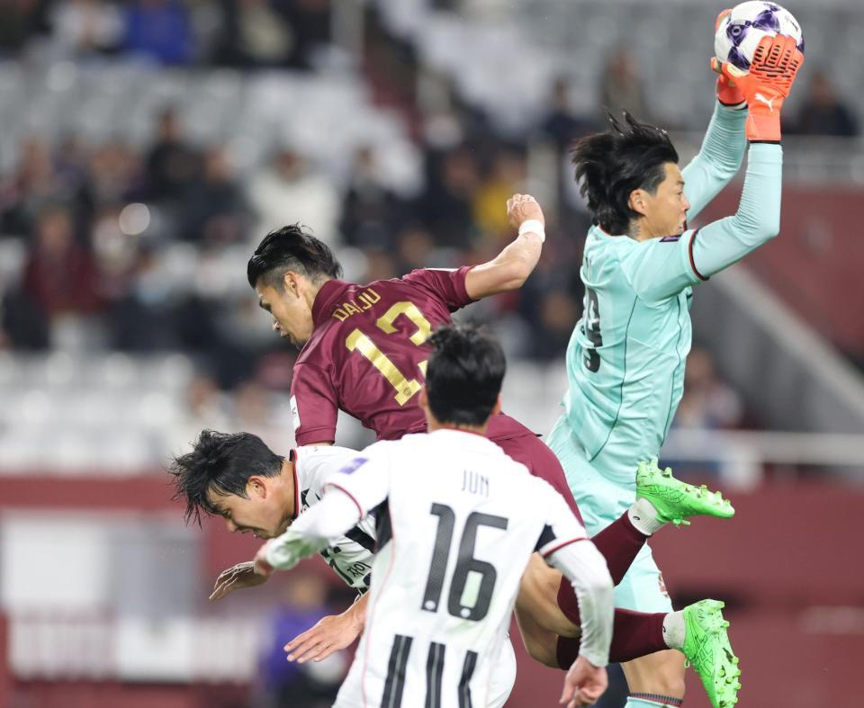 前半、ゴール前でキーパーにボールを捕られる神戸・佐々木大樹（中央）＝撮影・中田匡峻