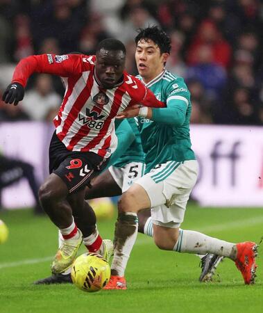 　サンダーランド戦で競り合うリバプールの遠藤（右）＝サンダーランド（ロイター＝共同）