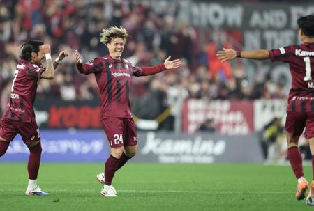 　前半、先制ゴールを決めた神戸・酒井高徳は神戸・武藤嘉紀（右）に向かって笑顔を見せる（撮影・中田匡峻）