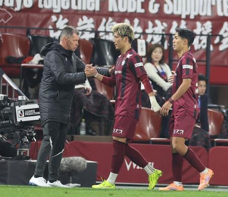 後半、交代する（右から）神戸・武藤嘉紀、神戸・小松蓮を迎える神戸　ミヒャエル・スキッベ監督（撮影・中田匡峻）