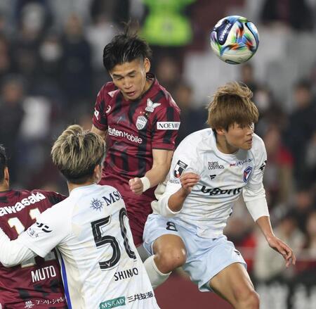 　前半、チーム２点目となるゴールを決める神戸・佐々木大樹（中央）＝撮影・中田匡峻