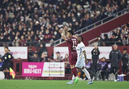 　前半、チーム２点目となるゴールを決め、喜ぶ神戸・佐々木大樹（撮影・中田匡峻）