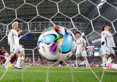 　神戸-長崎　前半、神戸に２点目のゴールを許した長崎イレブン＝ノエスタ