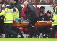 　サンダーランド戦の後半、担架で運ばれるリバプールの遠藤＝サンダーランド（ゲッティ＝共同）